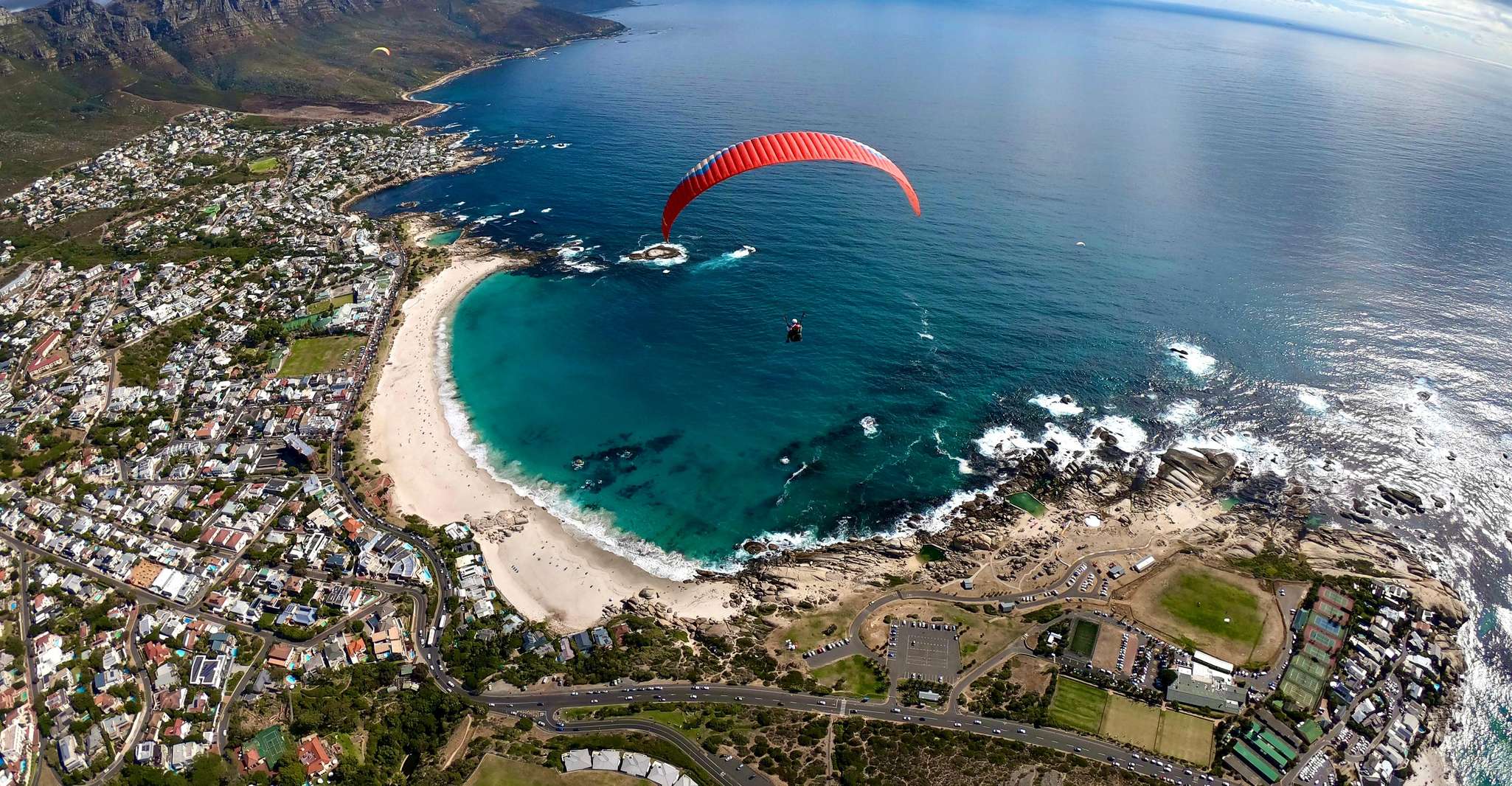 Kapstadt, Tandem Paragliding mit Blick auf den Tafelberg - Hizvo