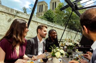 Paris: Bootstour mit 3-Gänge-Mittagessen ab Eiffelturm