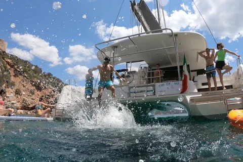 Alghero: Scenic Catamaran Cruise with Lunch and Snorkeling