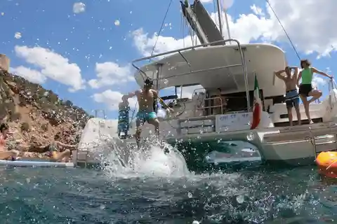 Alghero: Crociera panoramica in catamarano con pranzo e snorkeling