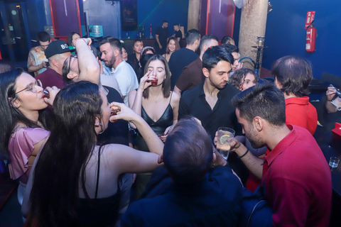 Madrid: Top Pub-Crawl with Drinks and Nightclub Entry