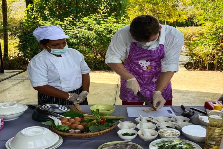 Jantar da aula de culinária e aproveitar o mercado noturno local