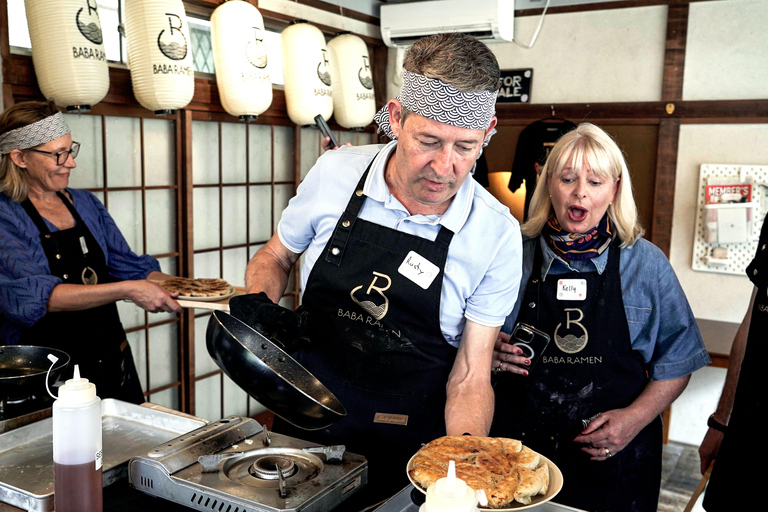 ¡Ramen y gyozas profesionales con un chef de ramen en un restaurante!Clase exprés de ramen y gyozas en Tokio