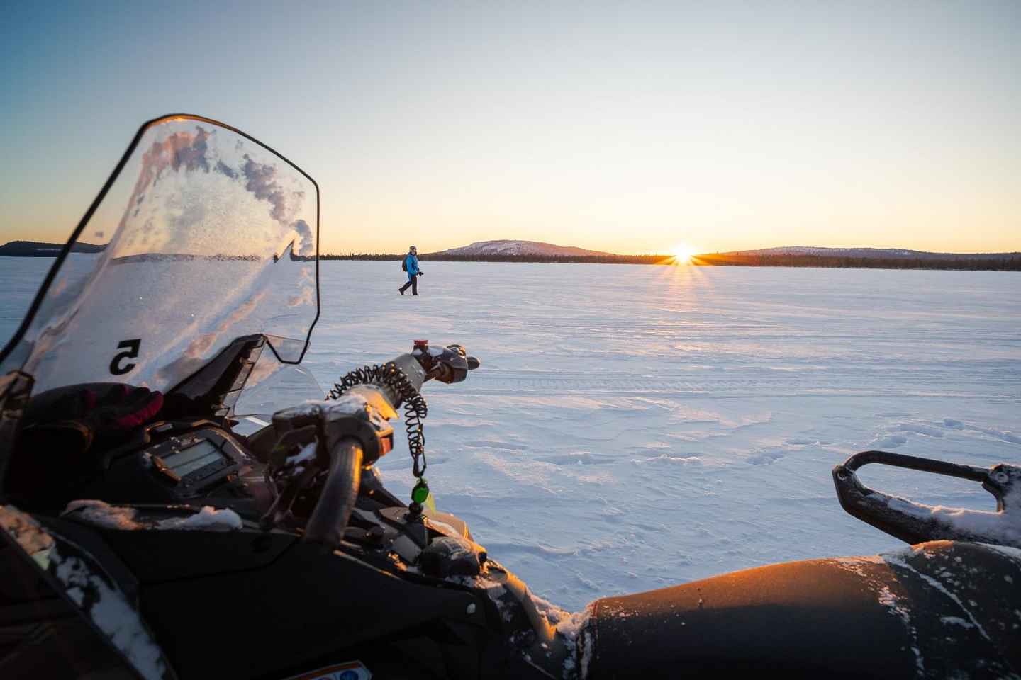 Kiruna: Schneemobil-Tour am Tag in Kleingruppe in Schwedisch-Lappland