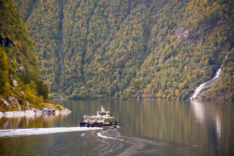 De Ålesund: Passeio de barco de ida e volta ao Geirangerfjord