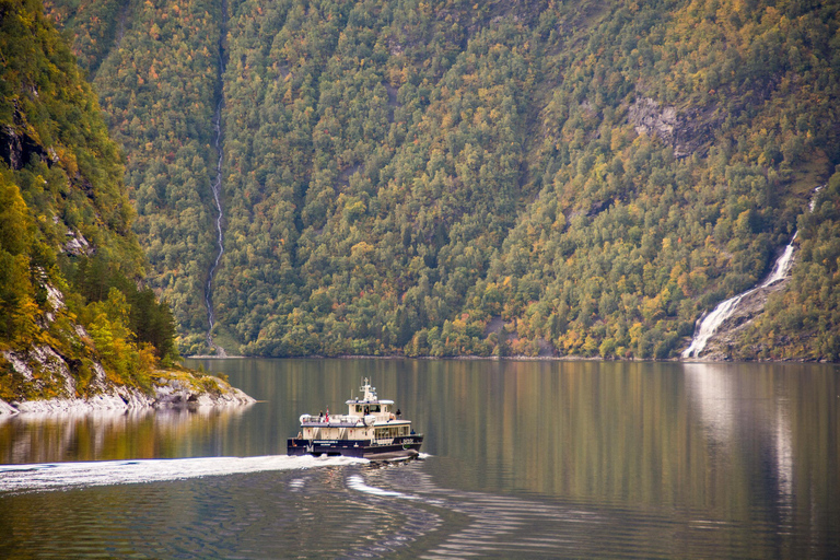 De Ålesund: Passeio de barco de ida e volta ao Geirangerfjord