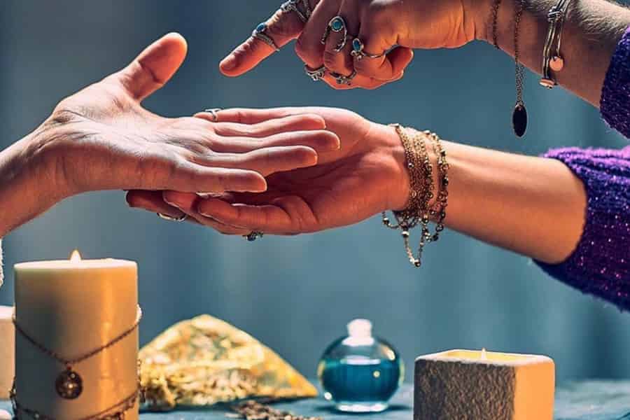 Bali: Tempelbesuch mit Handlese- und Wahrsageoption. Foto: GetYourGuide