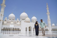 Da Dubai, Abu Dhabi Sheikh Zayed Mosque Guided Tour - Housity