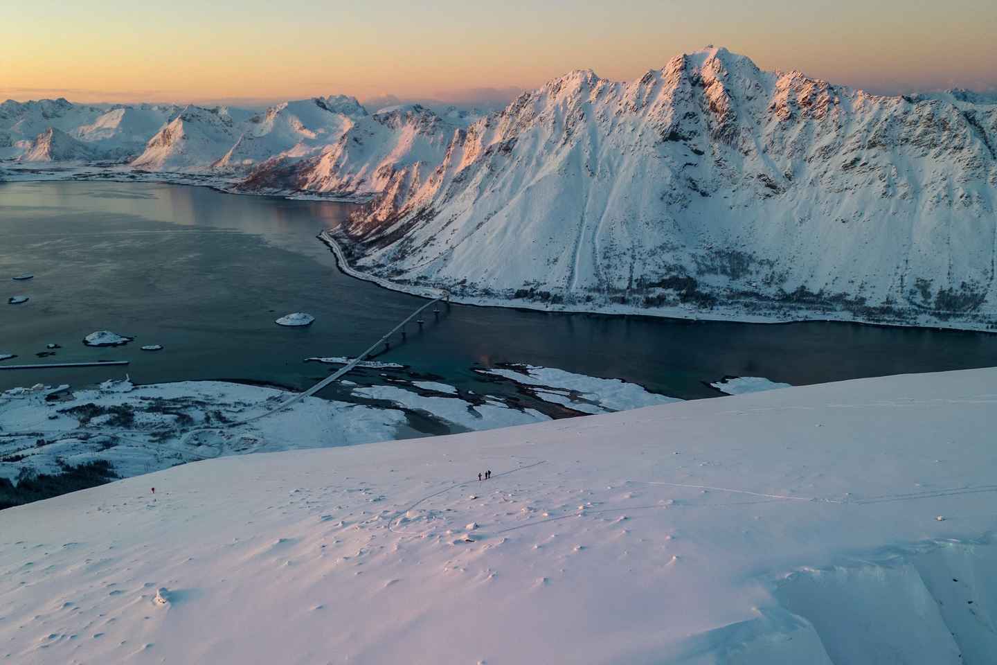 Lofoten Islands: Guided Snowshoeing Tour - Uphill version