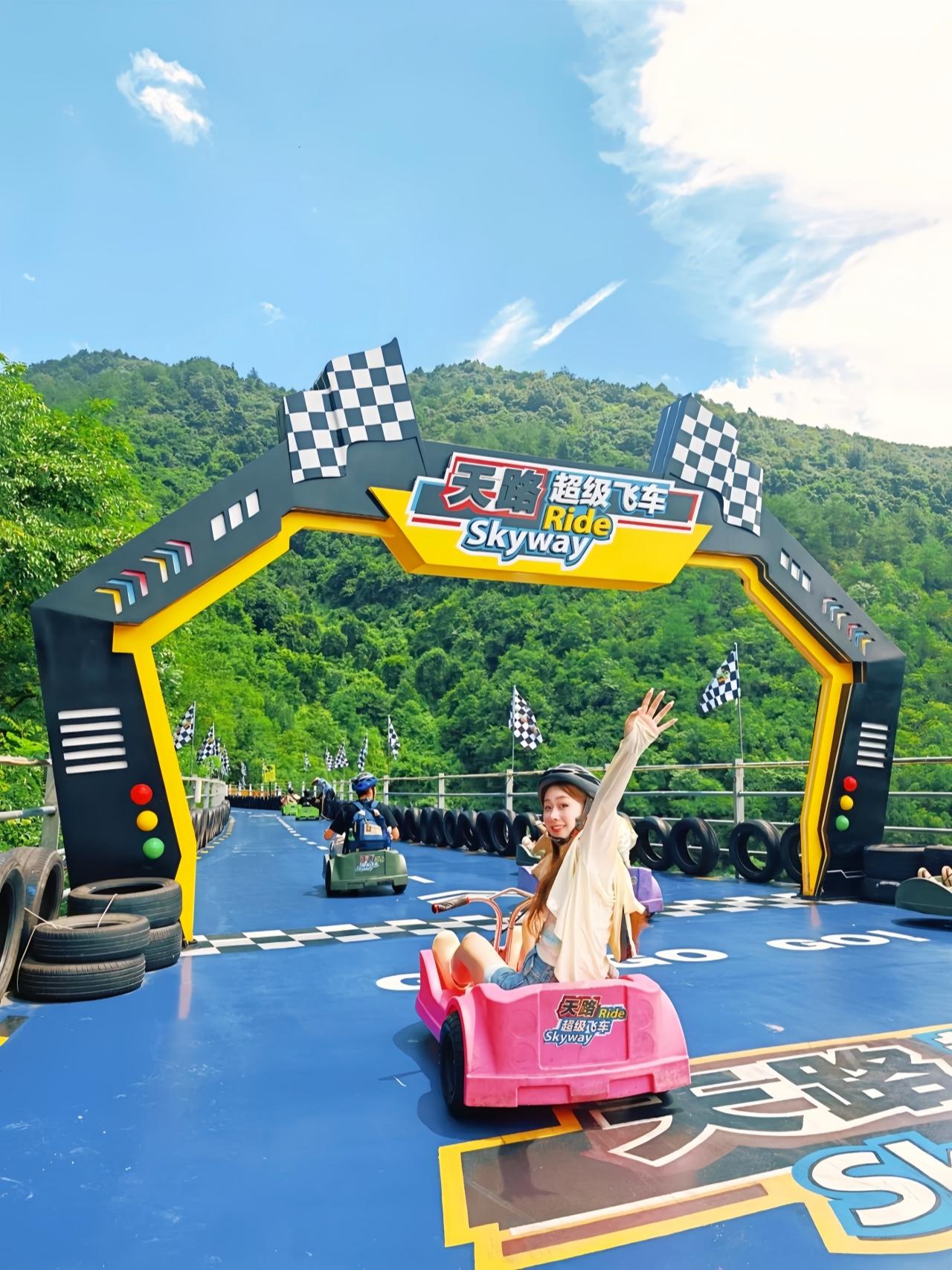 Von Hangzhou zum OMG Park: Private Fahrt, Drift & Höhlentour