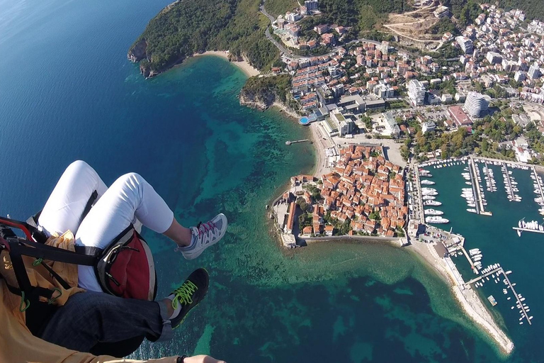 Gleitschirmfliegen in Montenegro: Luftexkursion über der Altstadt von Budva