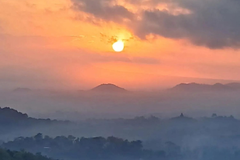 Wschód słońca w Borobudor: ze wzgórza Setumbu i świątyni Prambanan