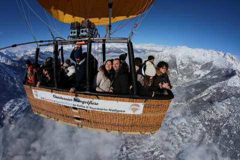 Aosta: Hot-air balloon flight with splendid view of the AlpsAosta: Group hot-air balloon flight with splendid view of the Alps