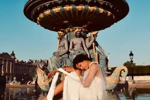 Paris: sessão fotográfica Old Money com roupas e acessórios