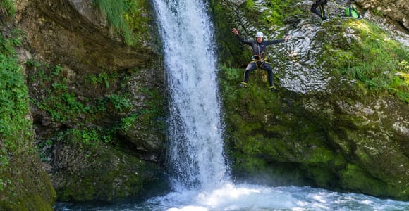 Bled: Geführte Canyoning Tour mit Transport
