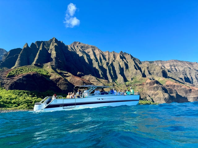 Kauai: Na Pali Coast Deluxe Power Catamaran Tour