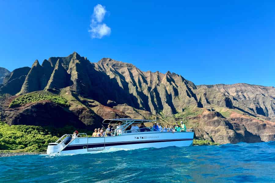 Kauai: Na Pali Coast Deluxe Power Catamaran Tour. Foto: GetYourGuide