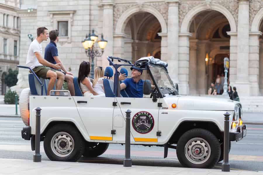 Privétour door Boedapest met een klassieke Russische Jeep of G-Wagon!
