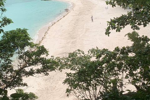 Isola di Coron: Tour di un giorno in trimarano con pranzo e snorkeling