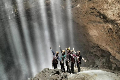 Tour dell'alba sul vulcano Nglanggeran, della grotta di Jomblang e di PrambananTour all'alba sul vulcano Nglanggeran, alla grotta di Jomblang e a Prambanan