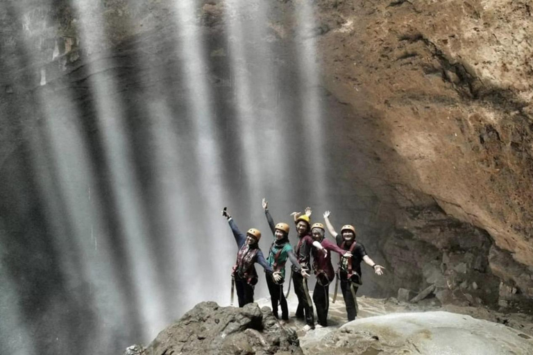 Tour dell'alba sul vulcano Nglanggeran, della grotta di Jomblang e di PrambananTour all'alba sul vulcano Nglanggeran, alla grotta di Jomblang e a Prambanan