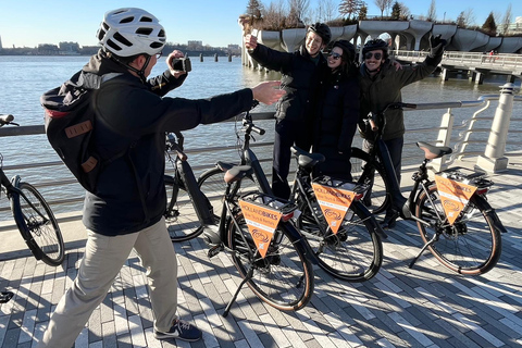 Broadway Bike Tour with Authentic Dutch Bikes! Tour in French on a Ebike