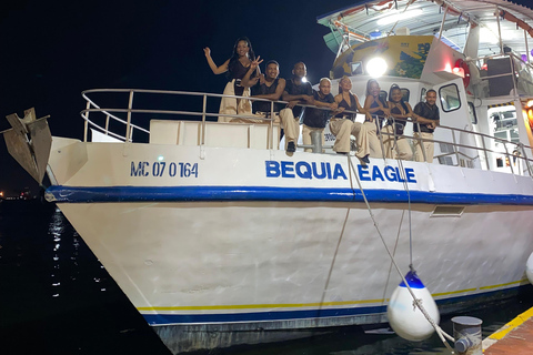 Carthagène : excursion en bateau de nuit avec dîner et open barCARTAGENA : Excursion en bateau de nuit blanche avec dîner et open bar
