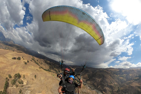 Lima: vuelo en parapente sobre la Costa Verde Peru: Tandem Paragliding Flight with Pilot