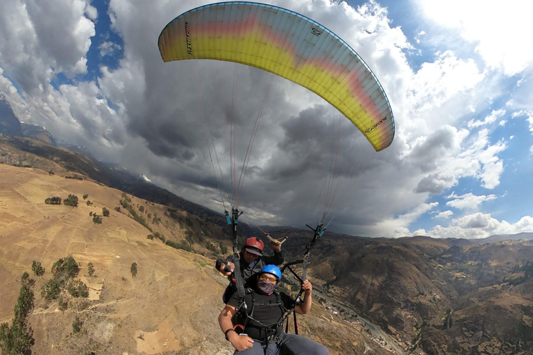 Lima: vuelo en parapente sobre la Costa Verde Peru: Tandem Paragliding Flight with Pilot