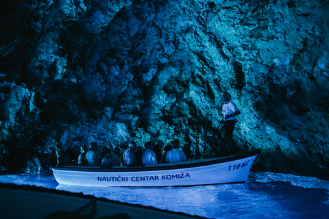 Depuis Split : grotte bleue et Hvar en hors-bord 1 journéeSplit : excursion d'une journée à la grotte bleue et à Hvar en hors-bord