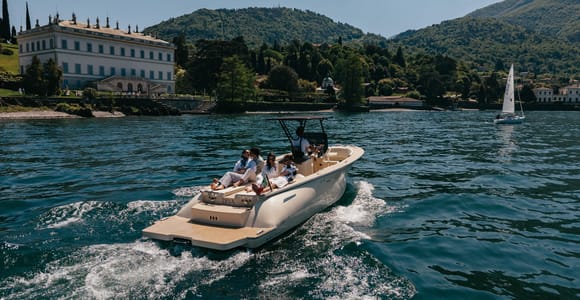 Lake Como: Private Boat Tour with Drinks and Towels