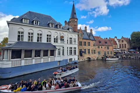 Private Bruges walking tour with canal cruise