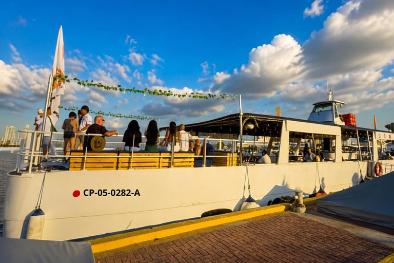 **Cartagena: Sunset Catamaran, Drinks & Night Party**