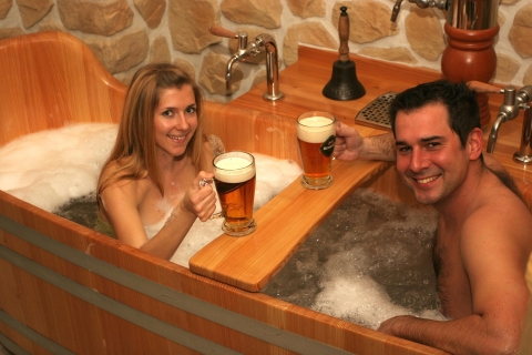 Prague : bain à la bière avec bière illimitéeSpa à la bière et bière illimitée : baignoire privée