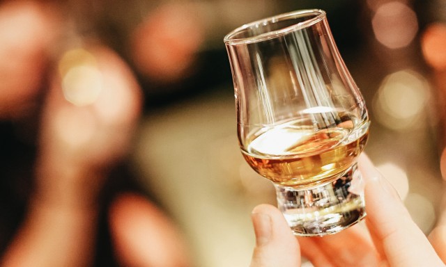 Visit Edinburgh Whisky Tasting with History and Storytelling in Édimbourg