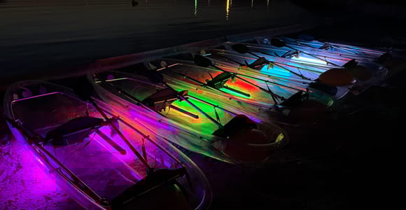 Rab: Nachtabenteuer beleuchtete transparente Kajaks