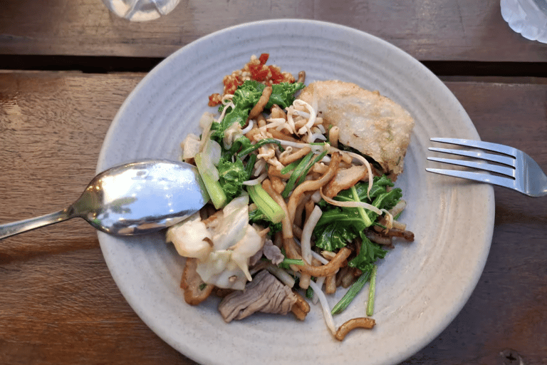 Phnom Penh: 3-Hour Street Food Tasting Tour Vespa Option + English Guide