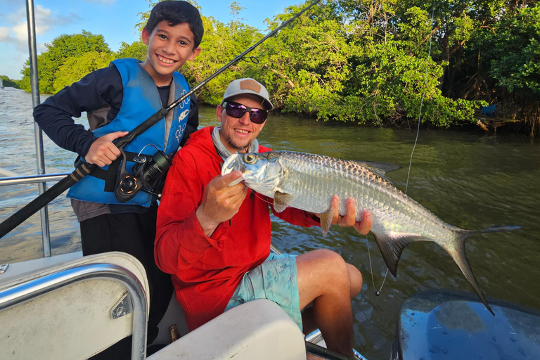 San Juan: Tarpon Fishing Charter with Guide