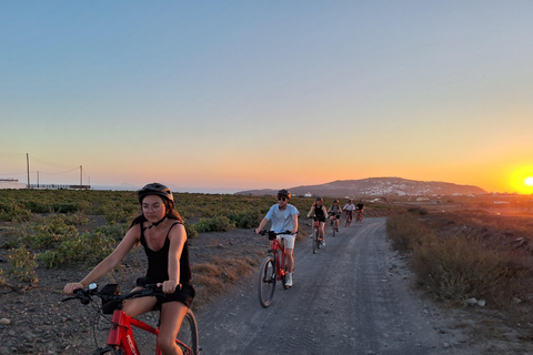 Santorini: Experiência de passeio de E-Bike ao pôr do solVlichada: destaques de Santorini e passeio de bicicleta ao pôr do sol