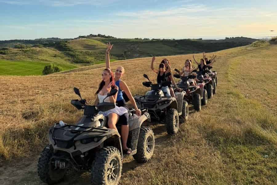 Durrës: Geführtes Quad-Abenteuer mit Blick auf die Küste. Foto: GetYourGuide Durrës: Geführtes Quad-Abenteuer mit Blick auf die Küste. Foto: GetYourGuide