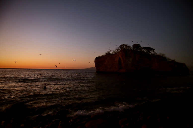 Excursion en bateau au coucher du soleil et à la découverte des bioluminescences aux îles Los Arcos