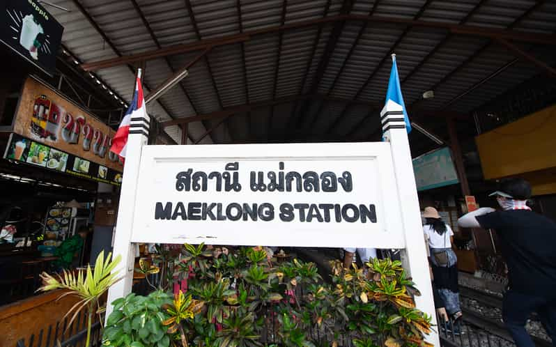 Bangkok March Ferroviaire De Maeklong Et March Flottant D Amphawa