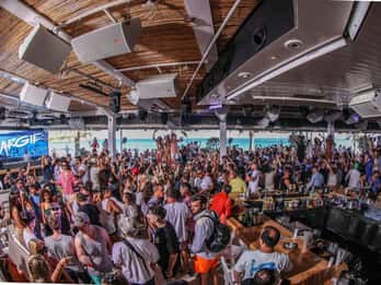 Mykonos: I migliori Beach Clubs Crawl Day Party