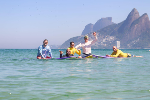 Aulas de surfe: no Arpoador, em Ipanema.