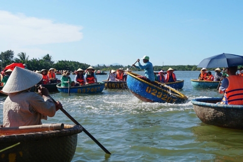 Faites l'expérience d'un bateau à panier en bambou dans un village de cocotiers avec des habitants.