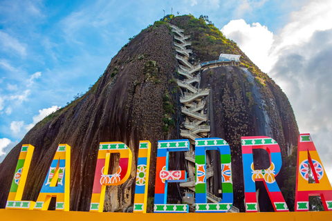 Tour a Guatapé: scalare la Roccia, ammirare il bellissimo villaggio e un buffet