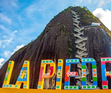 Descobre Guatapé: Visita guiada, cultura, paisagens e almoço incluídos.