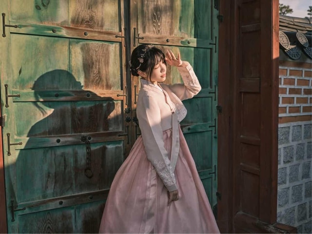 Seoul: Cinematic Hanbok Experience with Photos