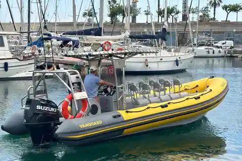 Barcelona: Blick auf die Skyline mit dem Schnellboot