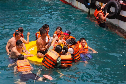 Nha Trang: Passeio de barco, mergulho com snorkel, festa de barco e almoço com churrascoNha Trang: Passeio pelas ilhas, mergulho com snorkel e festa flutuante